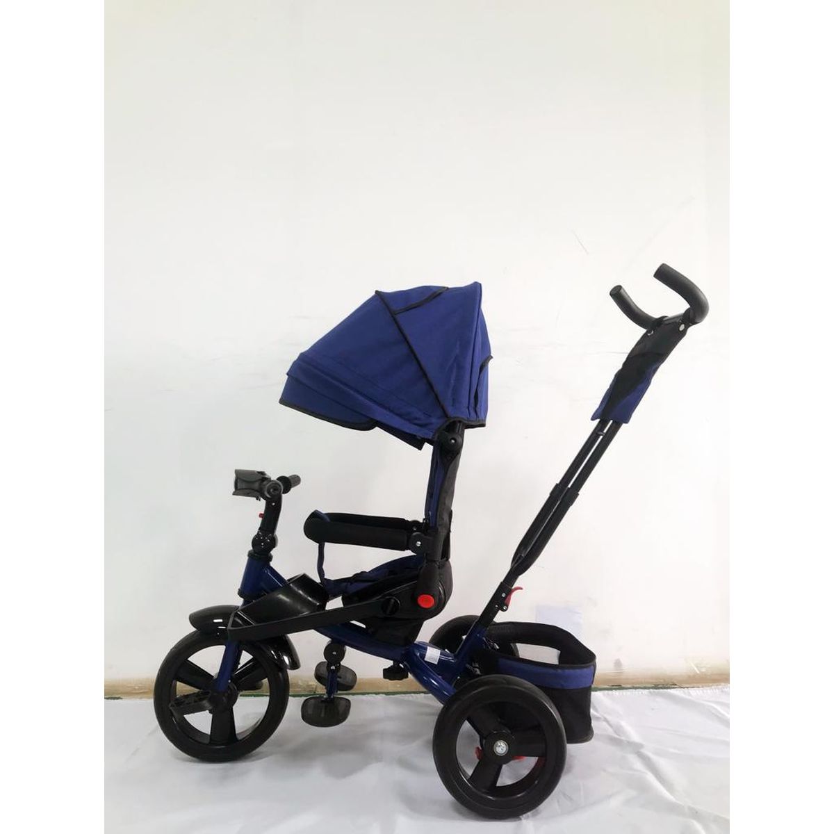 Tricicleta +8 luni evolutiva, cu pozitie de somn, scaun rotativ si muzica distractiva, culoare albastru ,