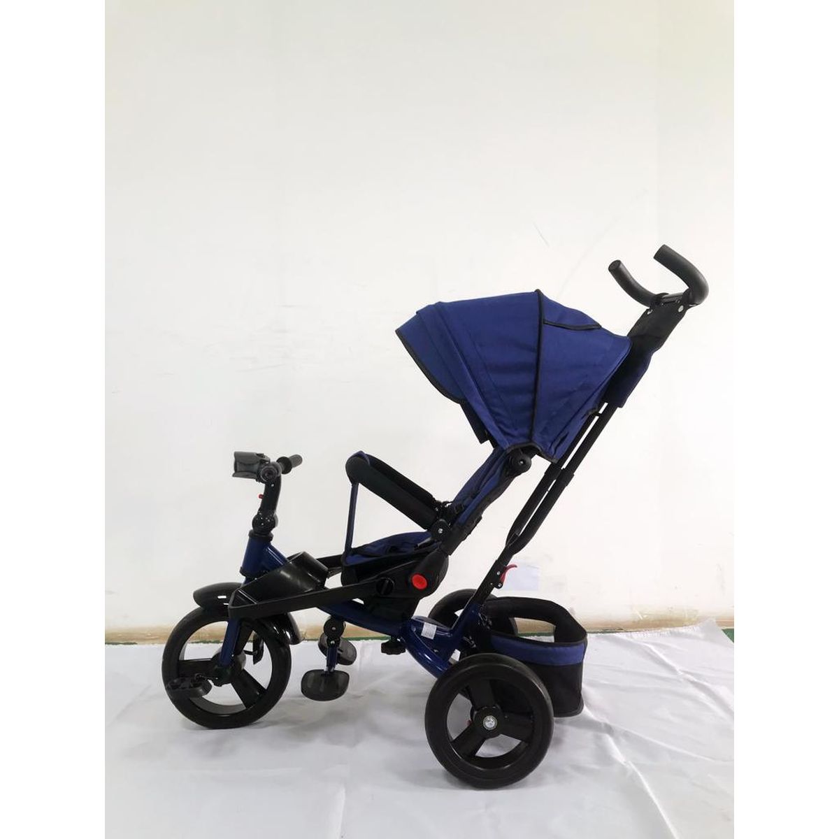 Tricicleta +8 luni evolutiva, cu pozitie de somn, scaun rotativ si muzica distractiva, culoare albastru ,