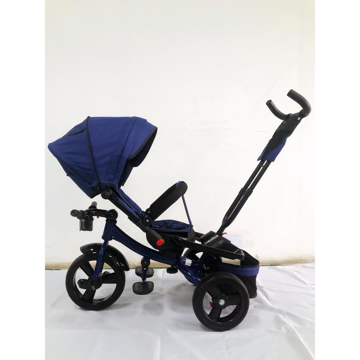 Tricicleta +8 luni evolutiva, cu pozitie de somn, scaun rotativ si muzica distractiva, culoare albastru ,