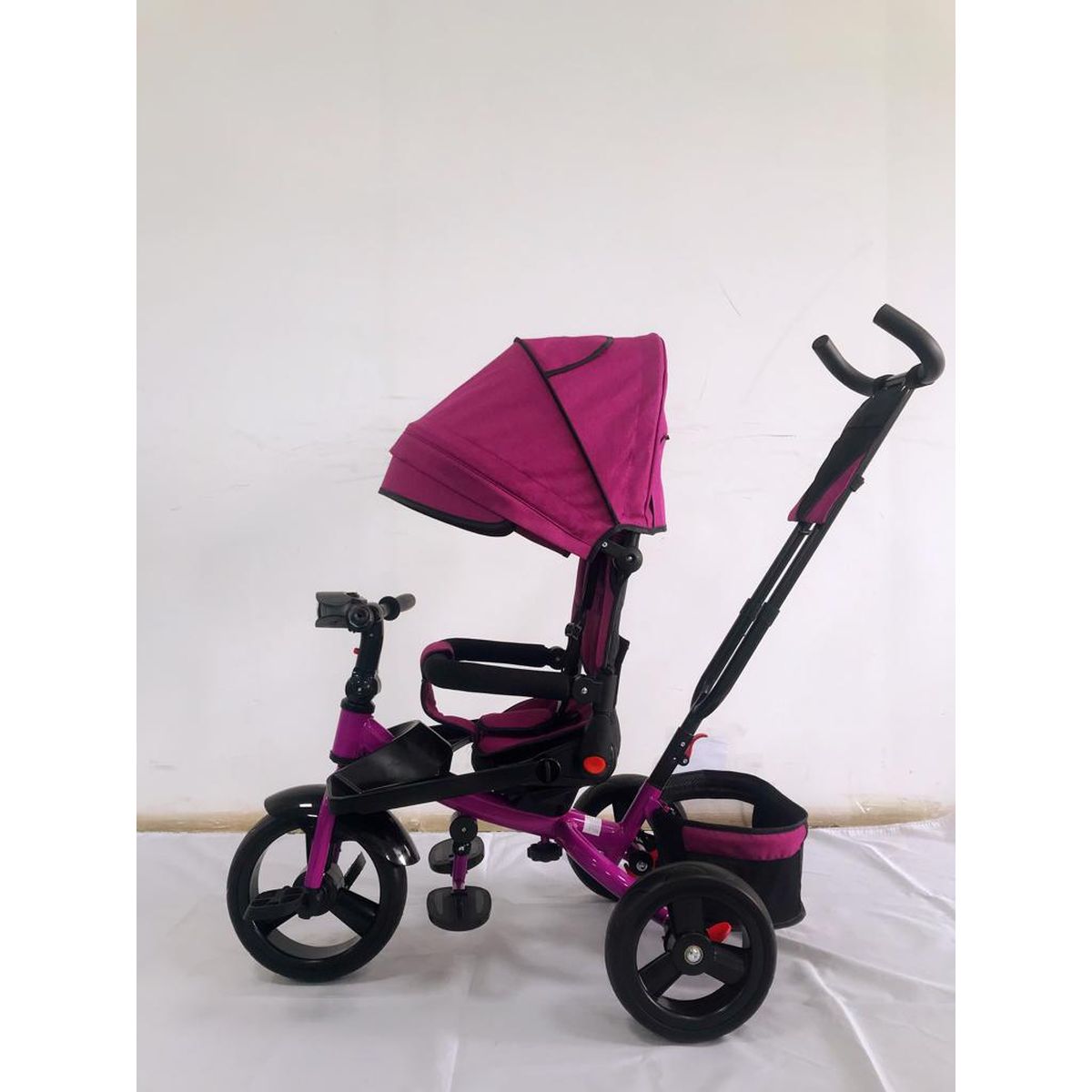 Tricicleta  plus 8 luni evolutiva, cu pozitie de somn, scaun rotativ si muzica distractiva, culoare MOV,