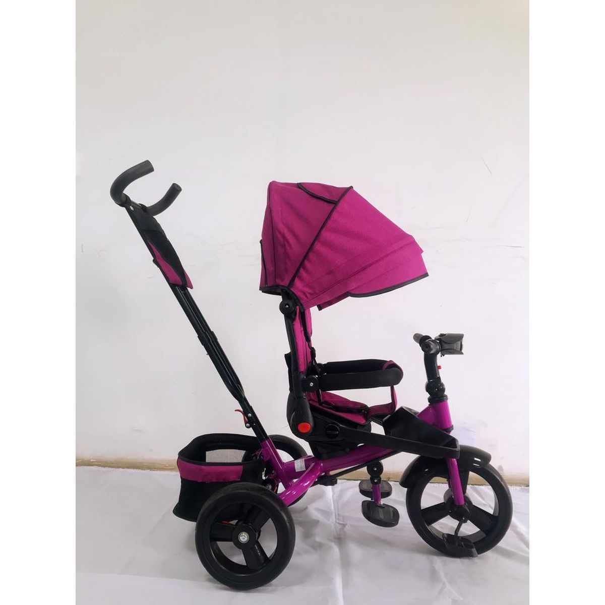 Tricicleta  plus 8 luni evolutiva, cu pozitie de somn, scaun rotativ si muzica distractiva, culoare MOV,