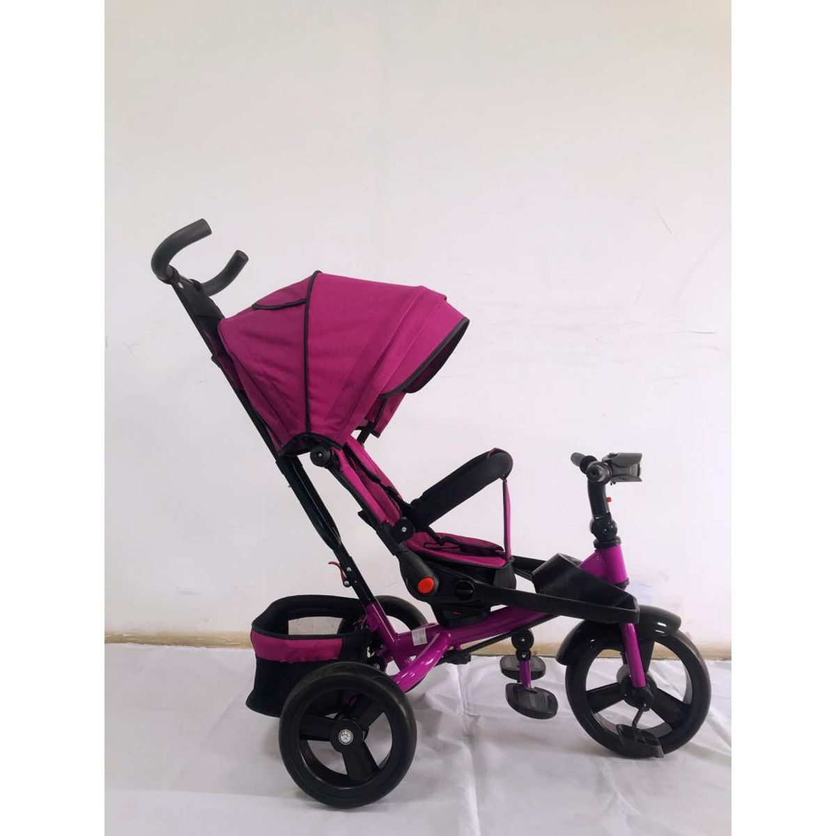 Tricicleta  plus 8 luni evolutiva, cu pozitie de somn, scaun rotativ si muzica distractiva, culoare MOV,
