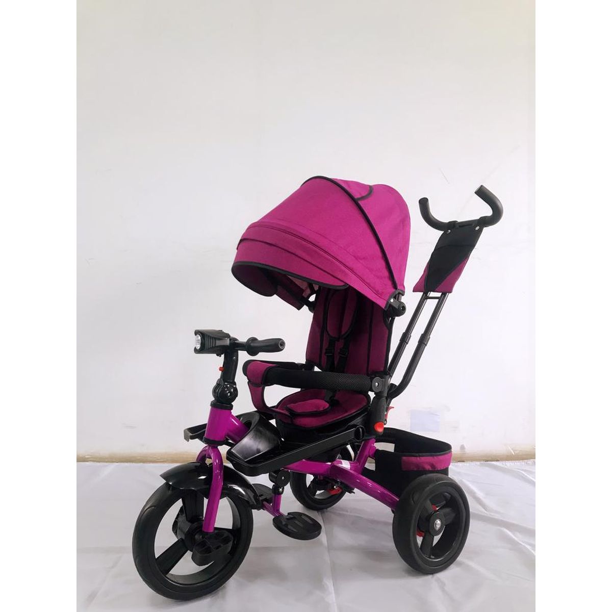 Tricicleta  plus 8 luni evolutiva, cu pozitie de somn, scaun rotativ si muzica distractiva, culoare MOV,