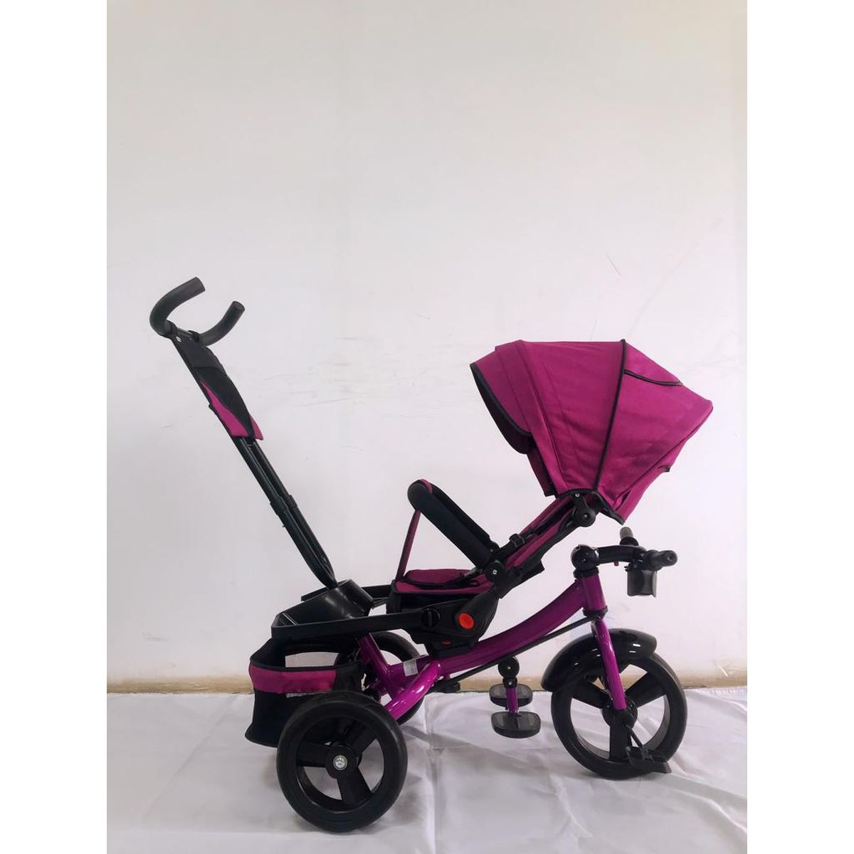 Tricicleta  plus 8 luni evolutiva, cu pozitie de somn, scaun rotativ si muzica distractiva, culoare MOV,