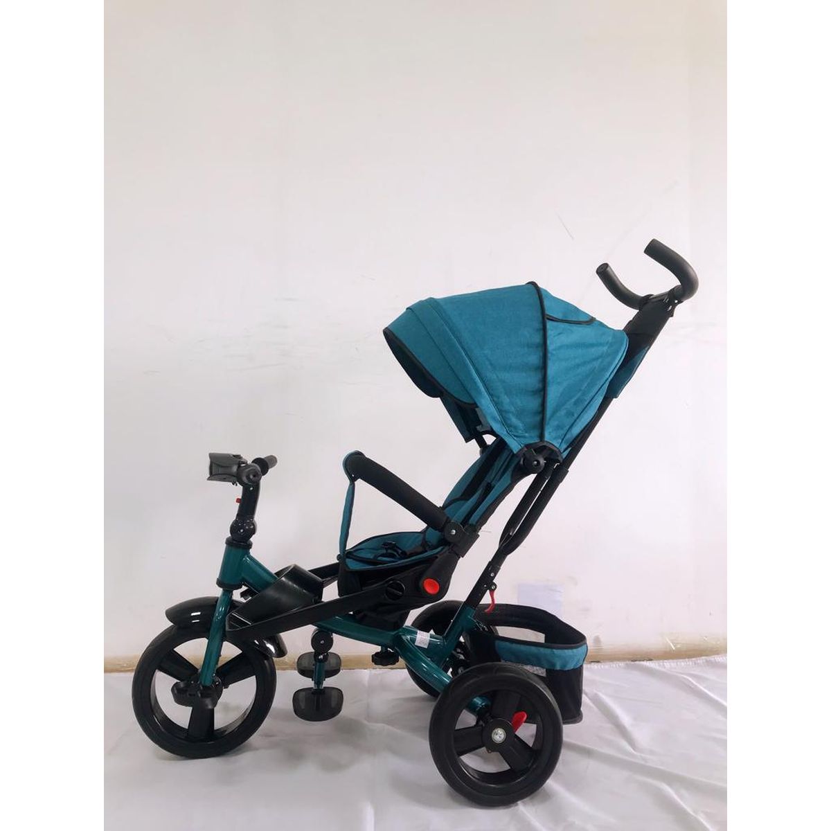 Tricicleta  plus 8 luni evolutiva, cu pozitie de somn, scaun rotativ si muzica distractiva, culoare TURCOAZ,