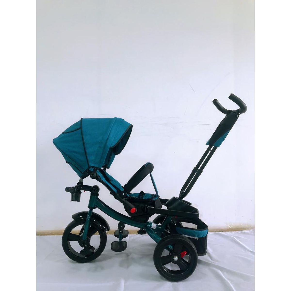 Tricicleta  plus 8 luni evolutiva, cu pozitie de somn, scaun rotativ si muzica distractiva, culoare TURCOAZ,
