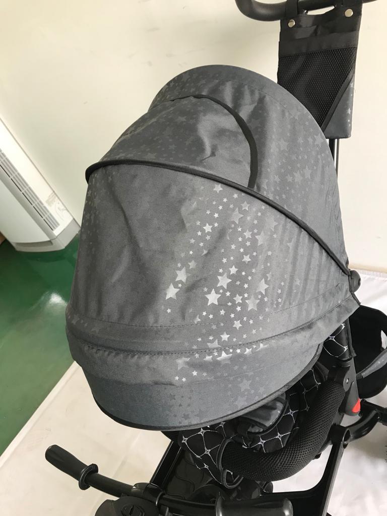 Tricicleta  plus 8 luni evolutiva, cu pozitie de somn, scaun rotativ si muzica distractiva, culoare GRI STEA,