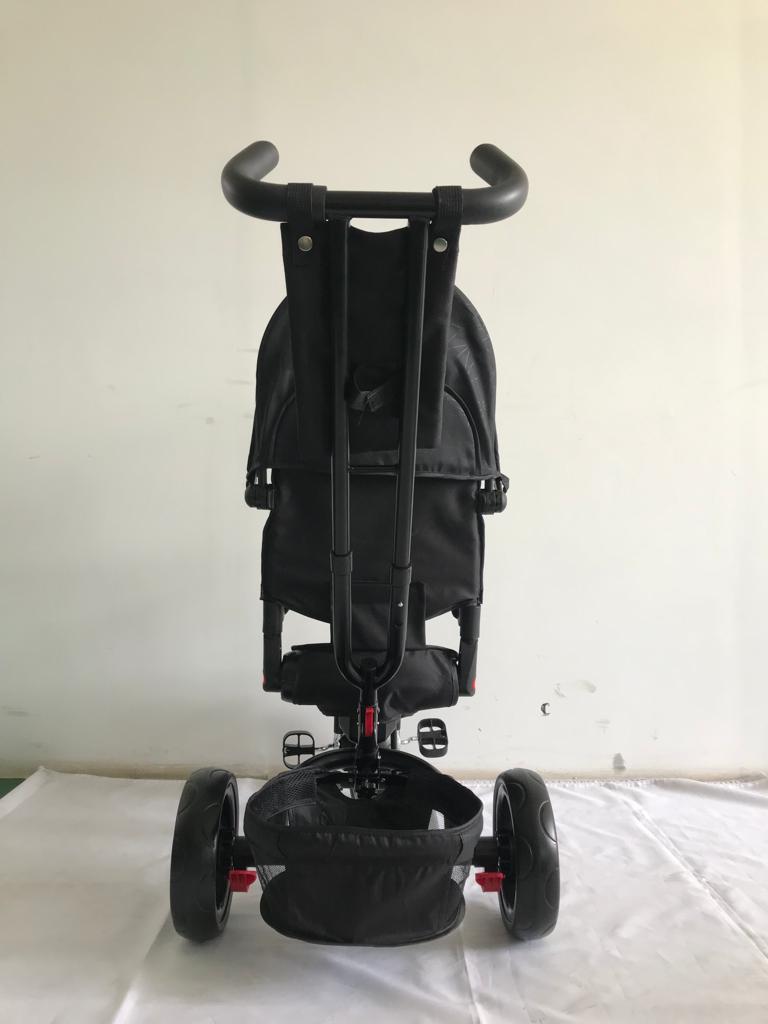 Tricicleta  plus 8 luni evolutiva, cu pozitie de somn, scaun rotativ si muzica distractiva, culoare GRI STEA,