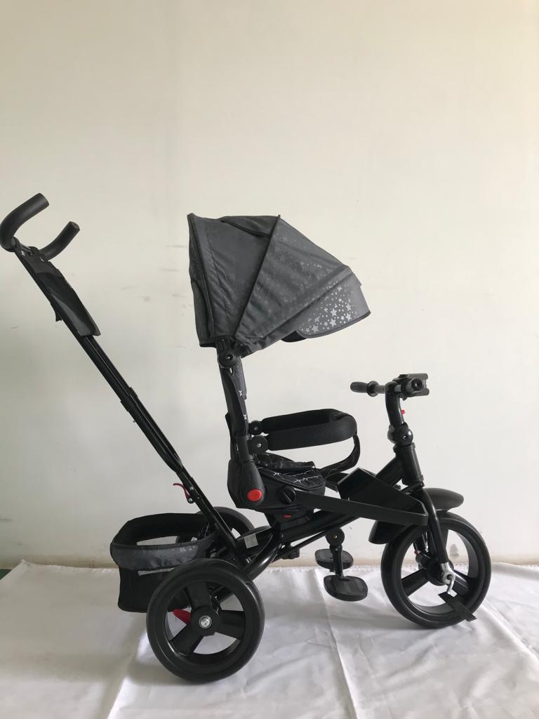 Tricicleta  plus 8 luni evolutiva, cu pozitie de somn, scaun rotativ si muzica distractiva, culoare GRI STEA,