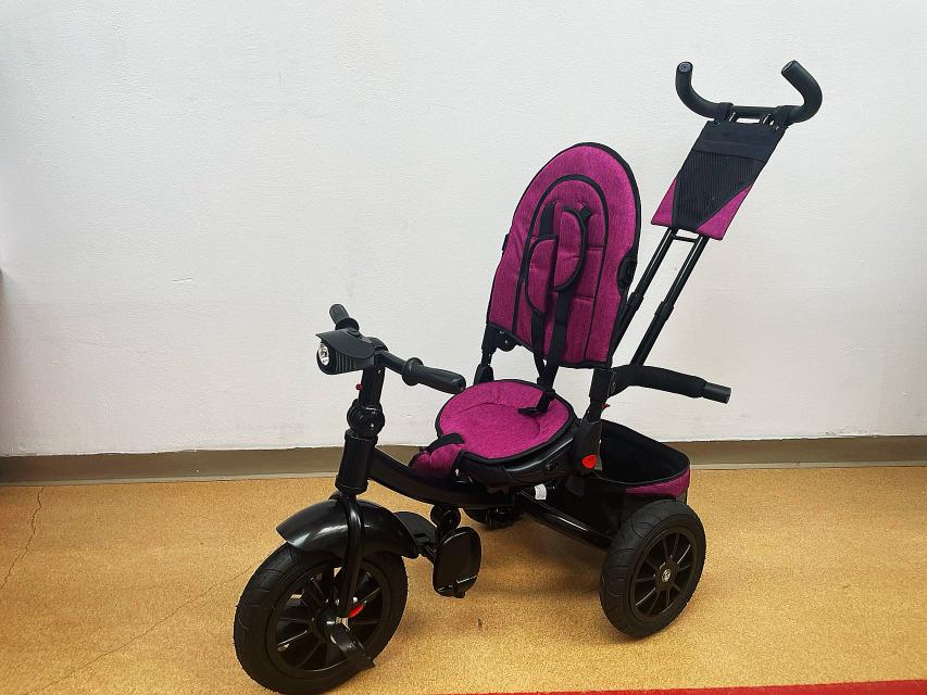 Tricicleta roti cauciuc plin, cu pozitie somn, scaun rotativ, muzica si lumini, culoare ROZ PAL