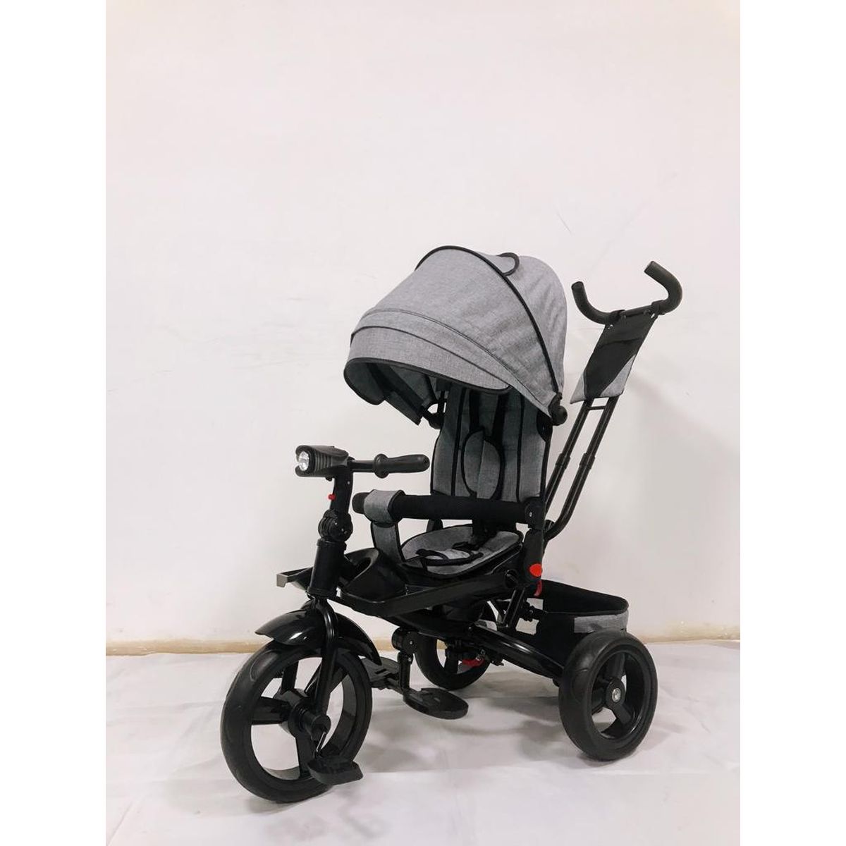 Tricicleta  plus 8 luni evolutiva, cu pozitie de somn, scaun rotativ si muzica distractiva, culoare GRI,