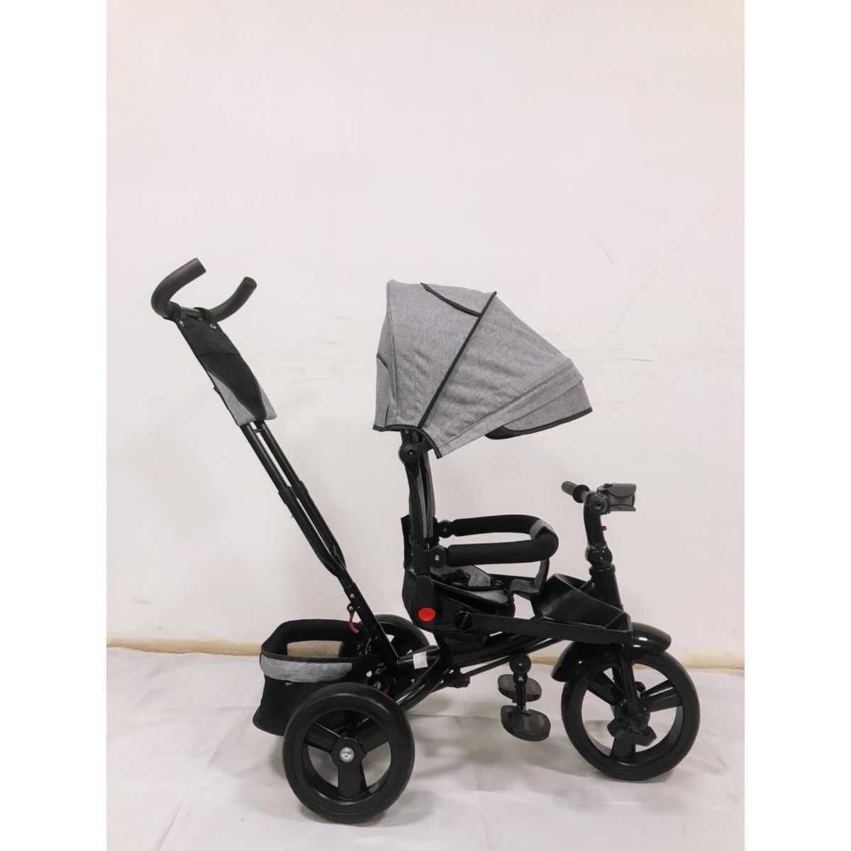 Tricicleta  plus 8 luni evolutiva, cu pozitie de somn, scaun rotativ si muzica distractiva, culoare GRI,