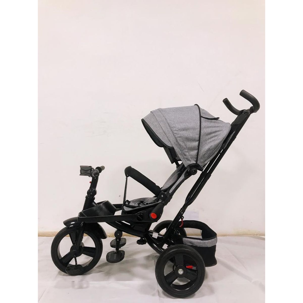 Tricicleta  plus 8 luni evolutiva, cu pozitie de somn, scaun rotativ si muzica distractiva, culoare GRI,