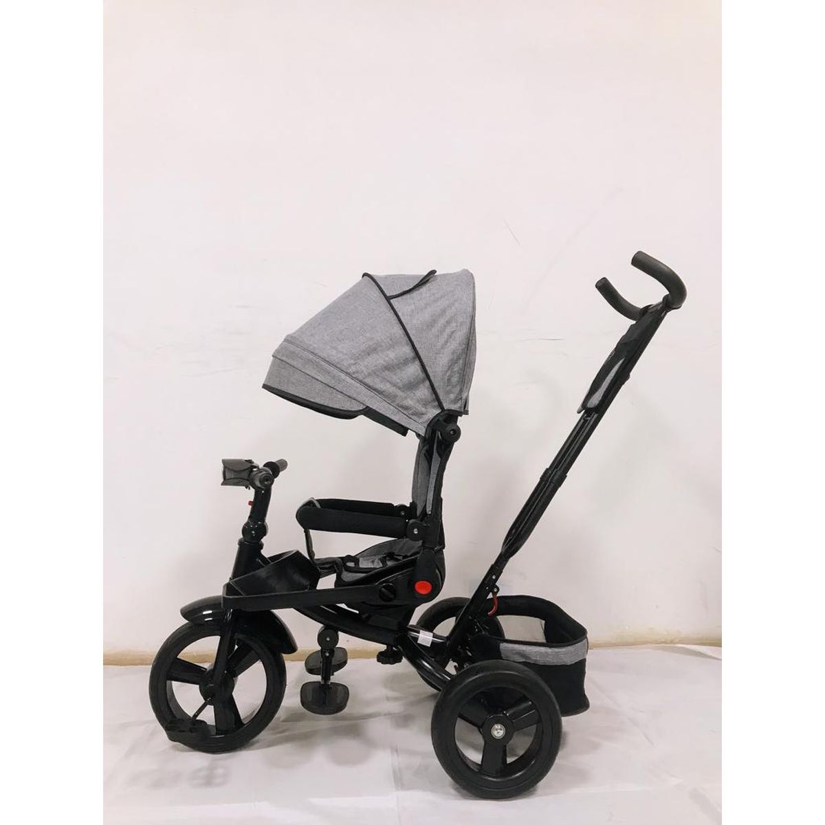 Tricicleta  plus 8 luni evolutiva, cu pozitie de somn, scaun rotativ si muzica distractiva, culoare GRI,